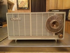 General Electric Dual SpeakerT-142A Vinatge Radio