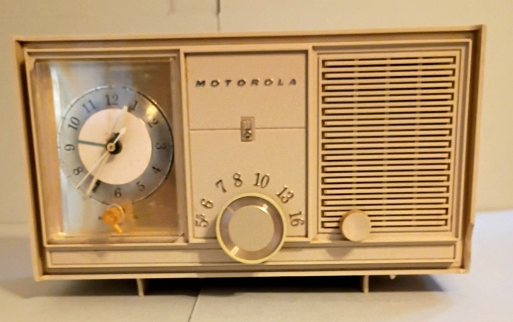 Vintage MCM Motorola AM Tabletop Radio w/ Alarm Clock Off White AC4BU, Works