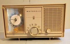 Vintage MCM Motorola AM Tabletop Radio w/ Alarm Clock Off White AC4BU, Works