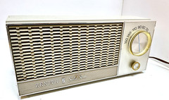 Zenith Radio Solid State Model Z218L – Mid Century Design – Works