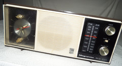 VINTAGE MAGNAVOX AM/FM TRANSISTOR RADIO BEDSIDE ALARM CLOCK MODEL 2FM018 READ!!!