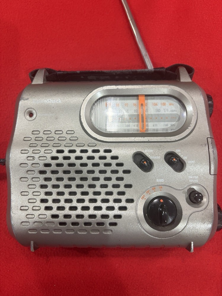 Radio Shack Model 20-238 Portable Emergency Radio w/Dynamo Crank – AM/FM/SW1/SW2