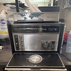 Zenith Trans-Oceanic Solid State 11-Band AM/FM Radio w/ Chart Light