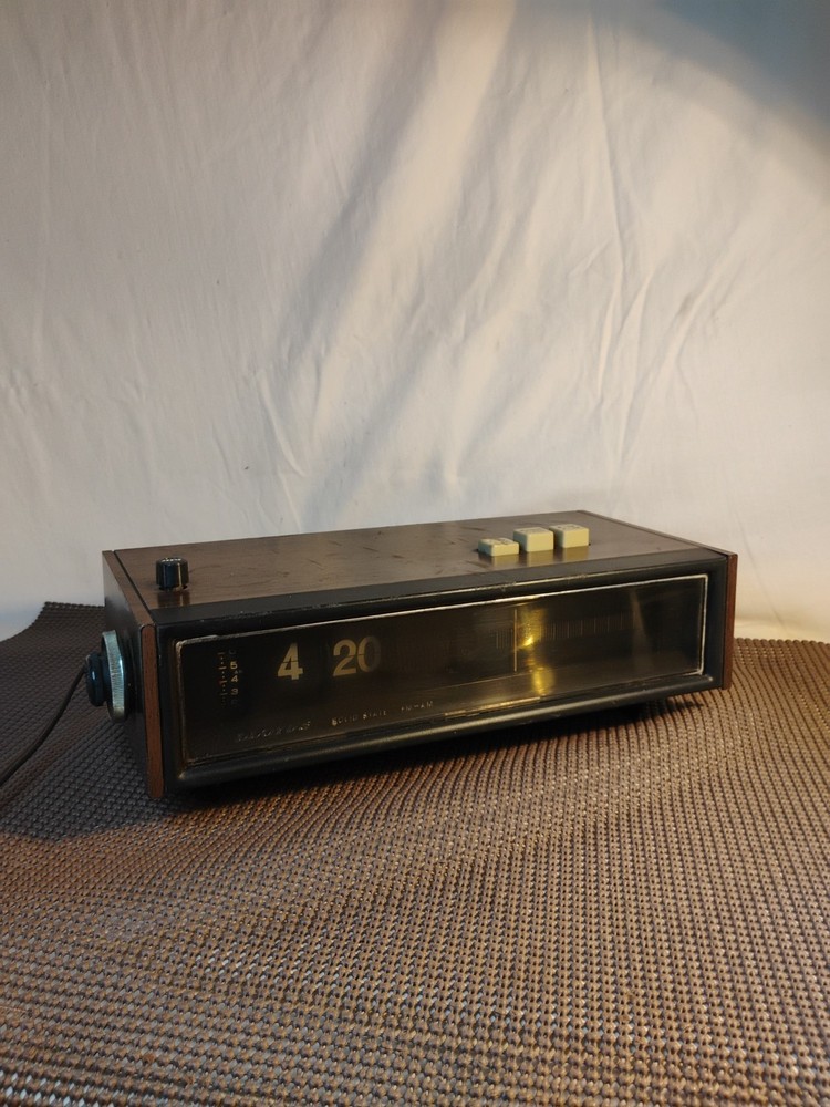 🔥Lloyd&rsquo;s Solid State AM-FM Radio Alarm Clock Model IJ6IG-O7A Vintage Flip Numbr