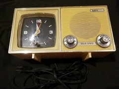 Vintage Electro Brand AM Clock Radio – Solid State – Working – Beige & Silver