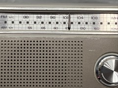 VTG General Electric Powered AC/Battery AM/FM Radio Model No 7-2825J