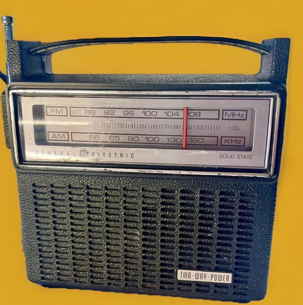 Vintage Retro Atomic Mid Century GE Travel Mantle Shelf Radio 1970s7-2810E