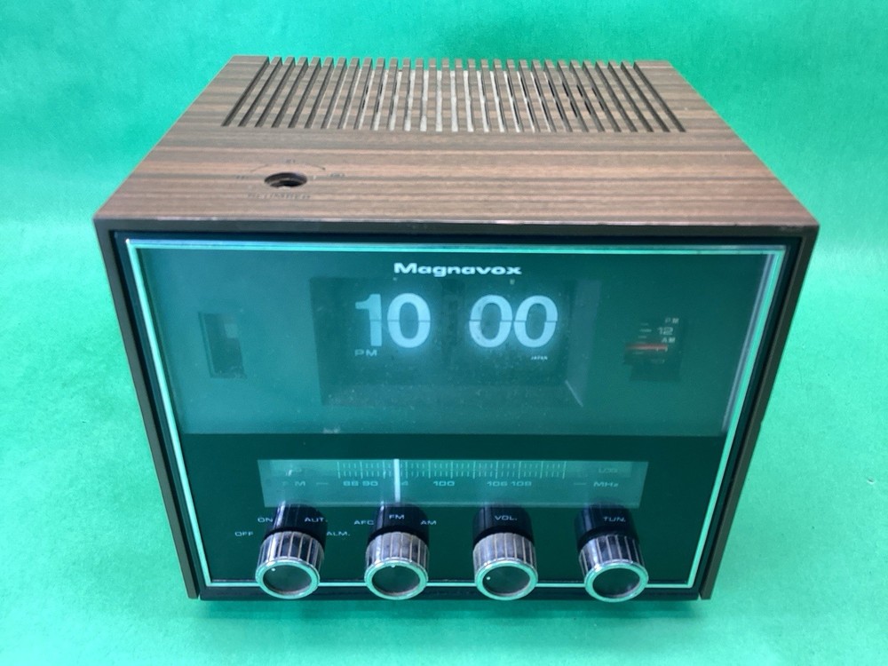 Vintage Magnavox 1R1782 Flip Alarm Clock Radio AM/FM Japan
