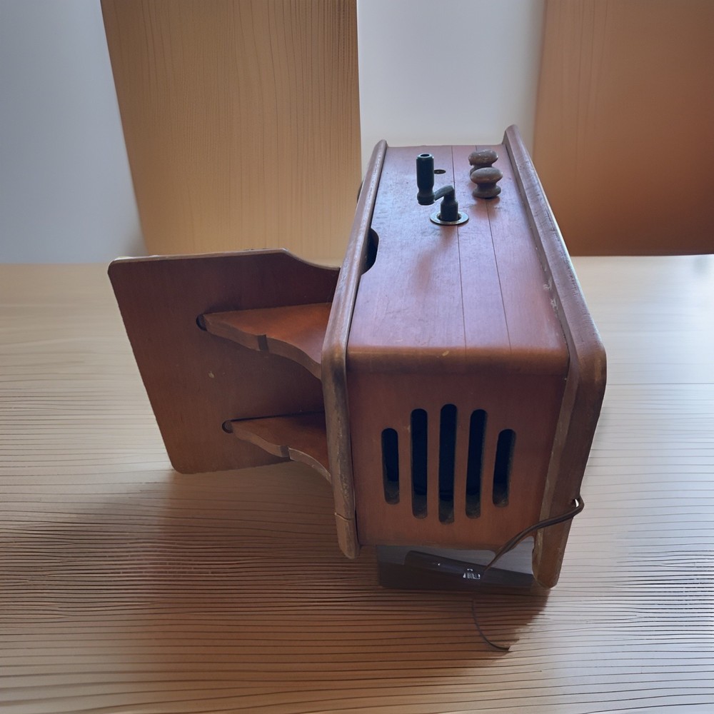 The Country Bell Superheterodyne Radio Receiver Model 556