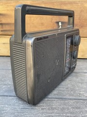 Vintage Radio Shack Portable AM/FM Radio AC/DC Model 12-726 Optimus / Realistic