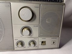 Vintage 1980’s Magnavox D2600 Portable Radio