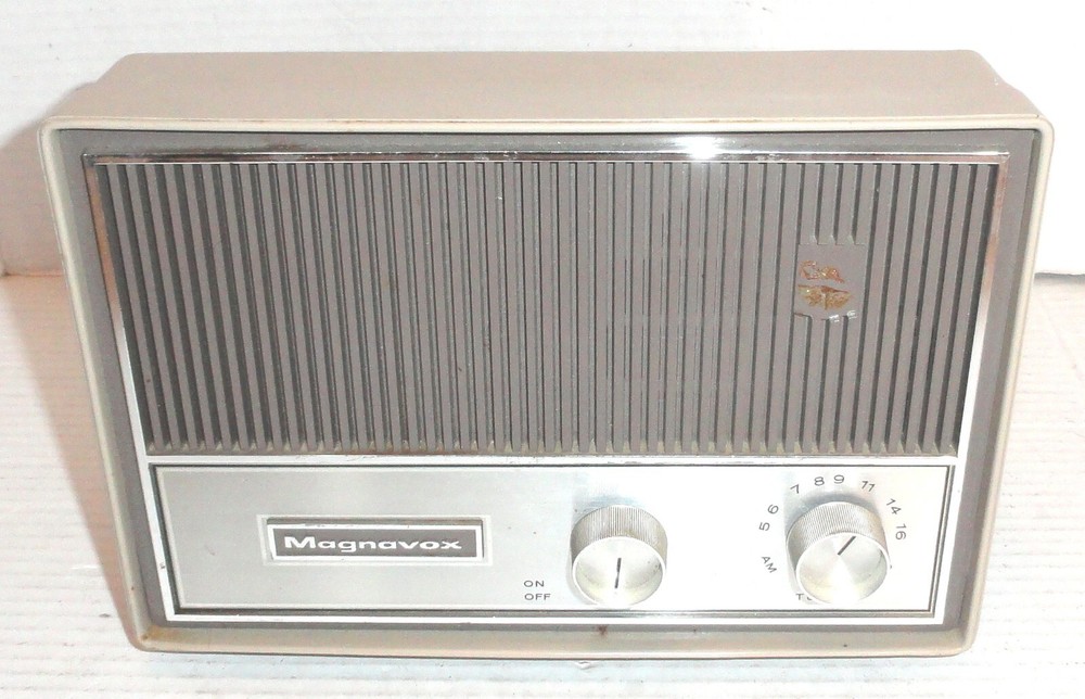 Vintage Magnavox Model: R002 Cabana Tube Plastic Radio 9.5(L)x7&Prime;(H) PLEASE READ