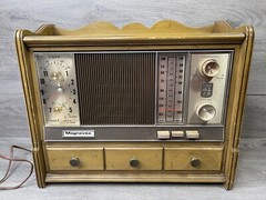 Vintage Magnavox FM049 Radio With Alarm Maple Finish Tested And Working !