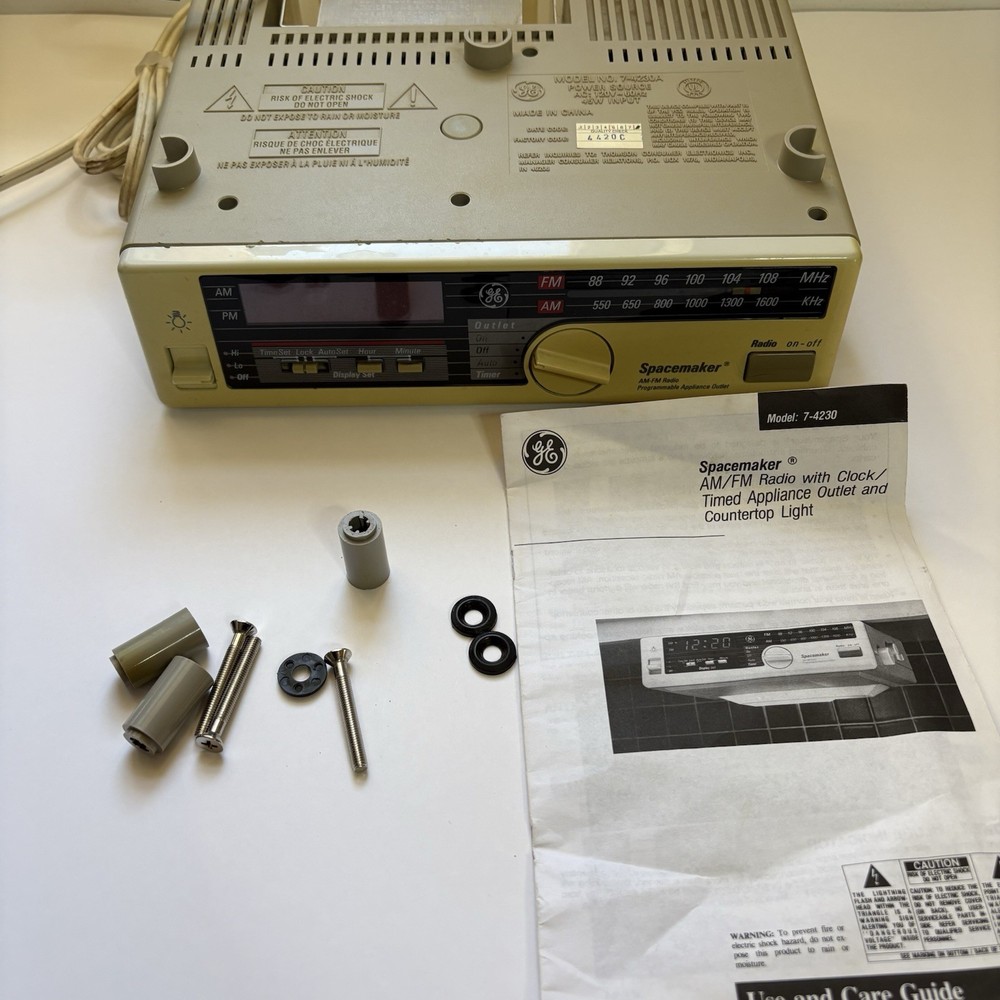 Vintage GE SPACEMAKER AM/FM Radio 7-4230A Under Cabinet Mount w/ Light READ!