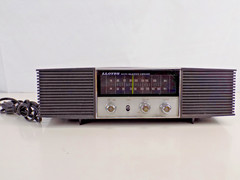 Vintage Lloyd’s AM/FM Solid State Dual Speaker Woodgrain Radio Model RR-6561