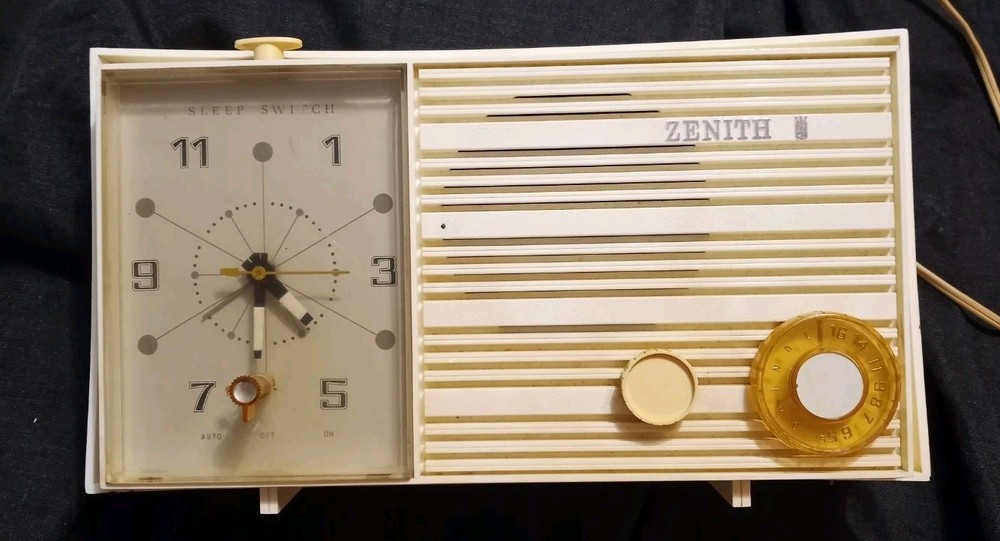 Vintage 1965 Zenith Clock Tube Radio Alarm Model Y169W Off White Cream