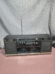 GE 3-5690A Boom Box Stereo AM/FM Radio & Cassette Detachable Speakers