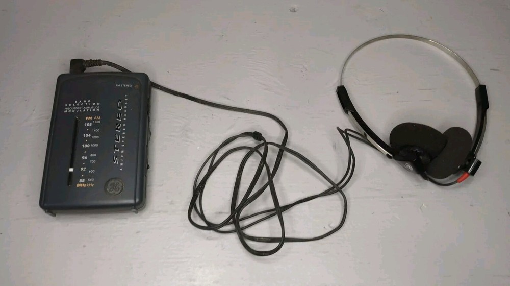 Vintage GE General Electric AM/FM Stereo Radio Model 7-1637A- Works Headphones