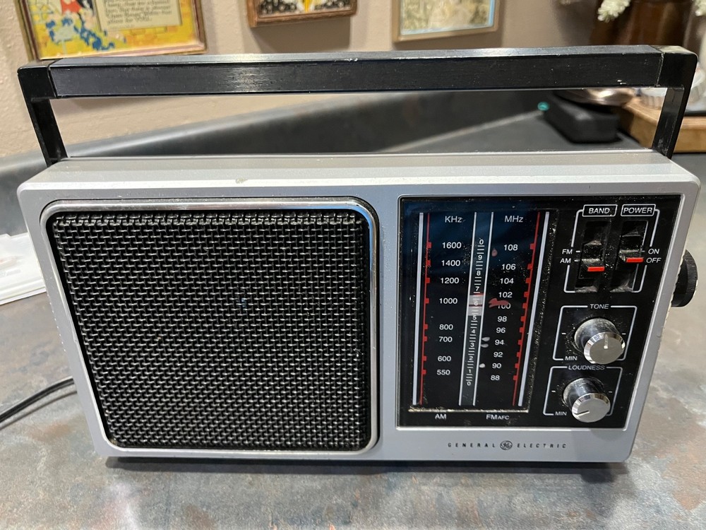 Vintage General Electric AM/FM Portable Radio Model 7-2857A Working Video