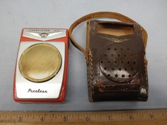 WORKING RED 1959 FLEETWOOD ROUND GRILLE 6 TRANSISTOR RADIO- RADIOORPHANAGE
