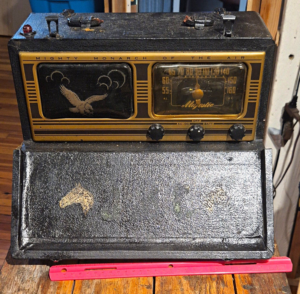 Majestic Mighty Monarch of the Air Portable Radio AC-DC/Battery Model B 614896