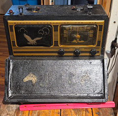 Majestic Mighty Monarch of the Air Portable Radio AC-DC/Battery Model B 614896