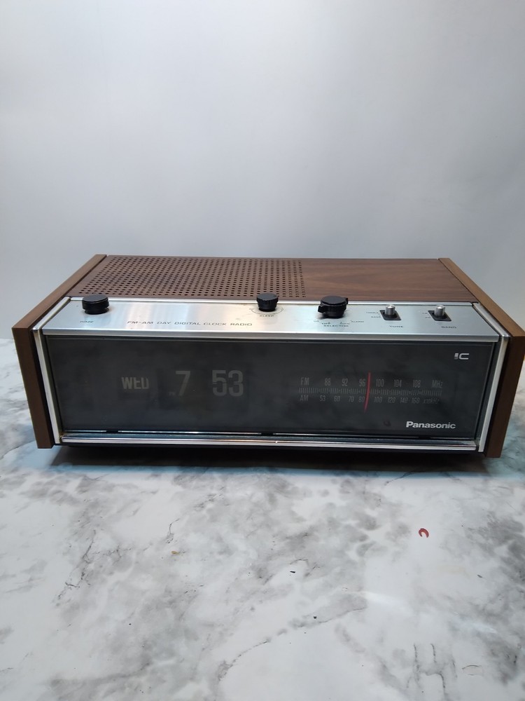 Vintage Panasonic Woodgrain Flip Clock Radio Alarm AM FM w Day Display RC-7053