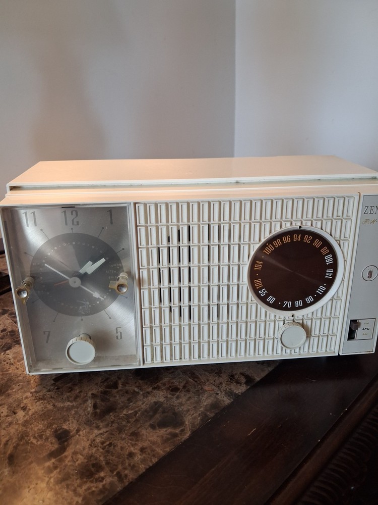 Vintage Zenith AM/FM clock radio, model Z374 from around 1969