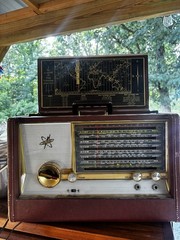 Silvertone Vintage WayFarer Radio, it’s in great condition! It will turn on.