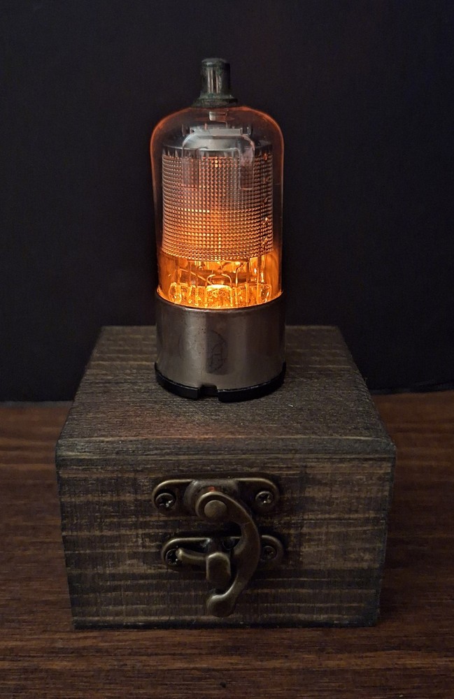 Old Vintage Radio Lighted Vacuum Tube – Novelty Night Light / LED Amp Desk Lamp