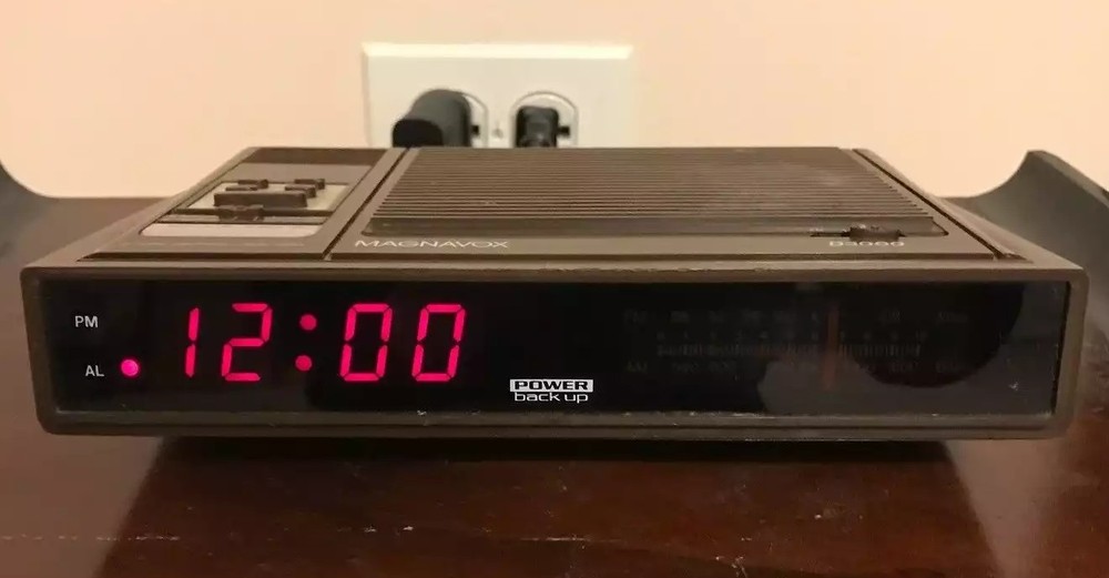 Vintage Magnavox AM/FM Radio Alarm Clock Power Backup Model D3000/17
