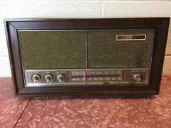VINTAGE GENERAL ELECTRIC DUAL SPEAKER AM/FM Tube RADIO MODEL T1243B TESTED WORKS