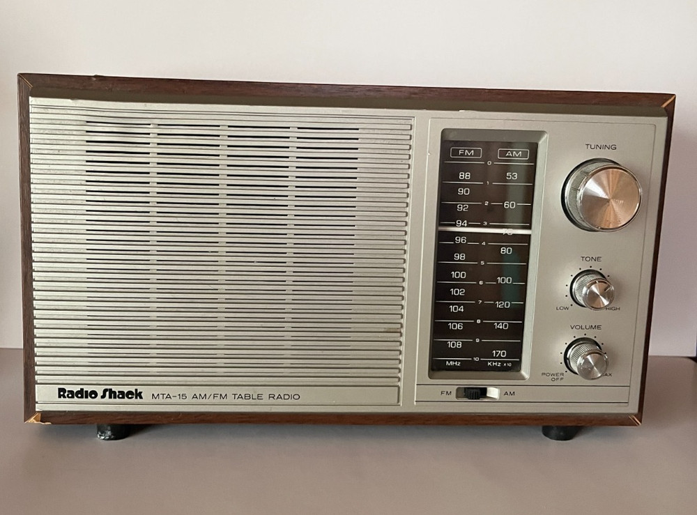 Radio Shack Realistic MTA-15 AM/FM Table Top Radio Model # 12-695 Vintage Tested
