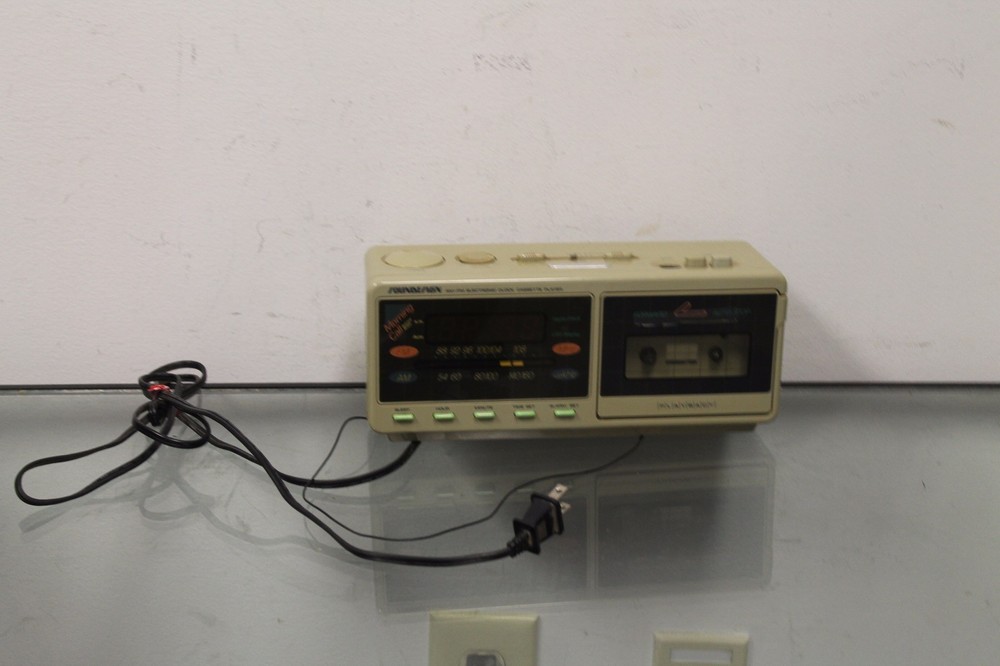 Vintage 80s Soundesign 3826SGY AM FM Clock Radio Cassette Player It Works