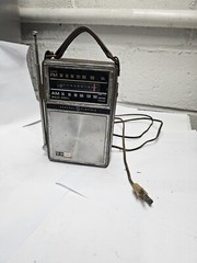 Vintage General Electric P977E AM/FM Radio: AC/DC Power, Leather Case