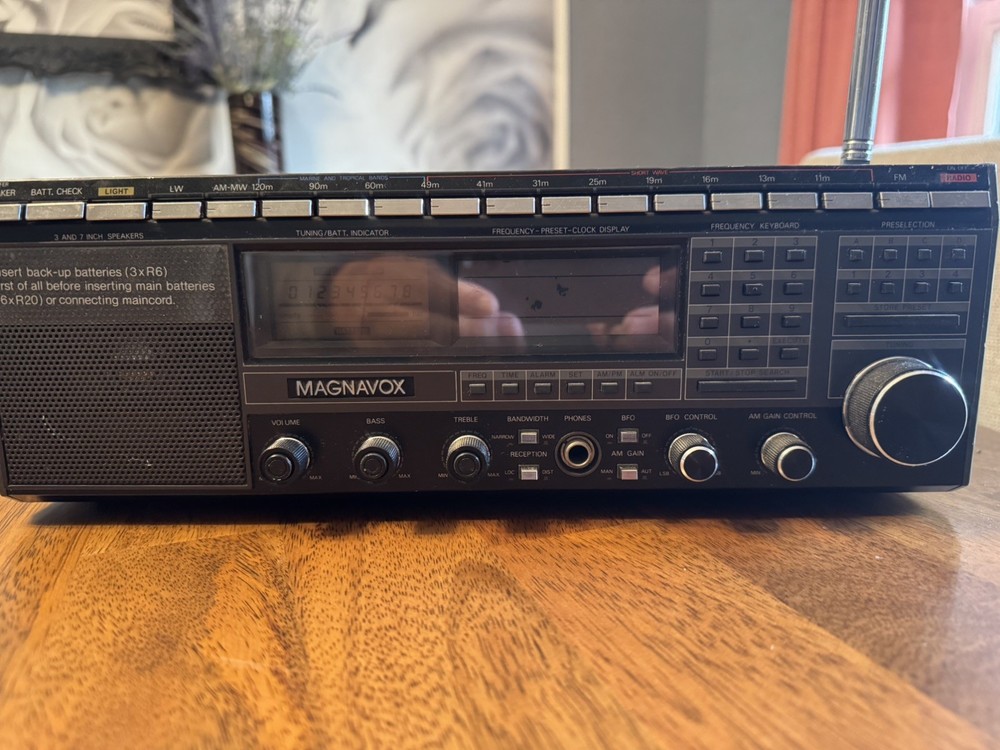 Magnavox D2999 PLL Synthesized World Band Radio Receiver FM Tested Works READ