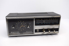 Vintage Magnavox Solid State Alarm Clock Radio Model FM16 Black