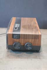 GE 7-4305B WALNUT GRAIN ELECTRIC CLOCK RADIO–READ!!