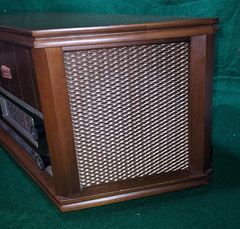 Vintage Magnavox Model OFM-022 AM-FM Tube Radio Dual Speaker with Walnut Case