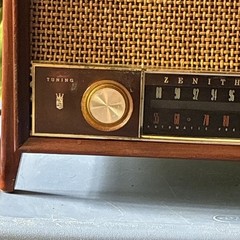 Zenith Model K731 AM/FM Vintage Table Radio Wood Cabinet Zenith K Series