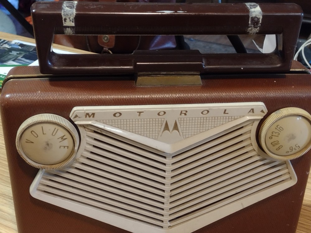 Old school MOTOROLA AM PORTABLE TUBE RADIO Model CHASSIS HS 533 GOLDEN VOICE