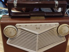 Old school MOTOROLA AM PORTABLE TUBE RADIO Model CHASSIS HS 533 GOLDEN VOICE