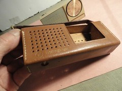VINTAGE WESTINGHOUSE AM TRANSISTOR RADIO MODEL H841P6 BEIGE / GOLD WITH CASE