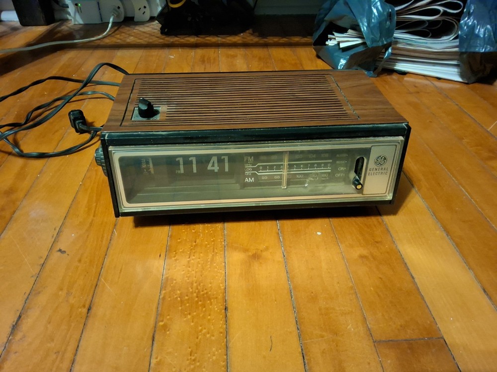 Vintage General Electric Flip Alarm Clock AM/FM Radio Model No 7-4410C