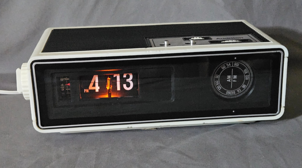 Vintage Audition Flip Clock AM-FM Radio Model 1288-8 With Box/Papers (READ)