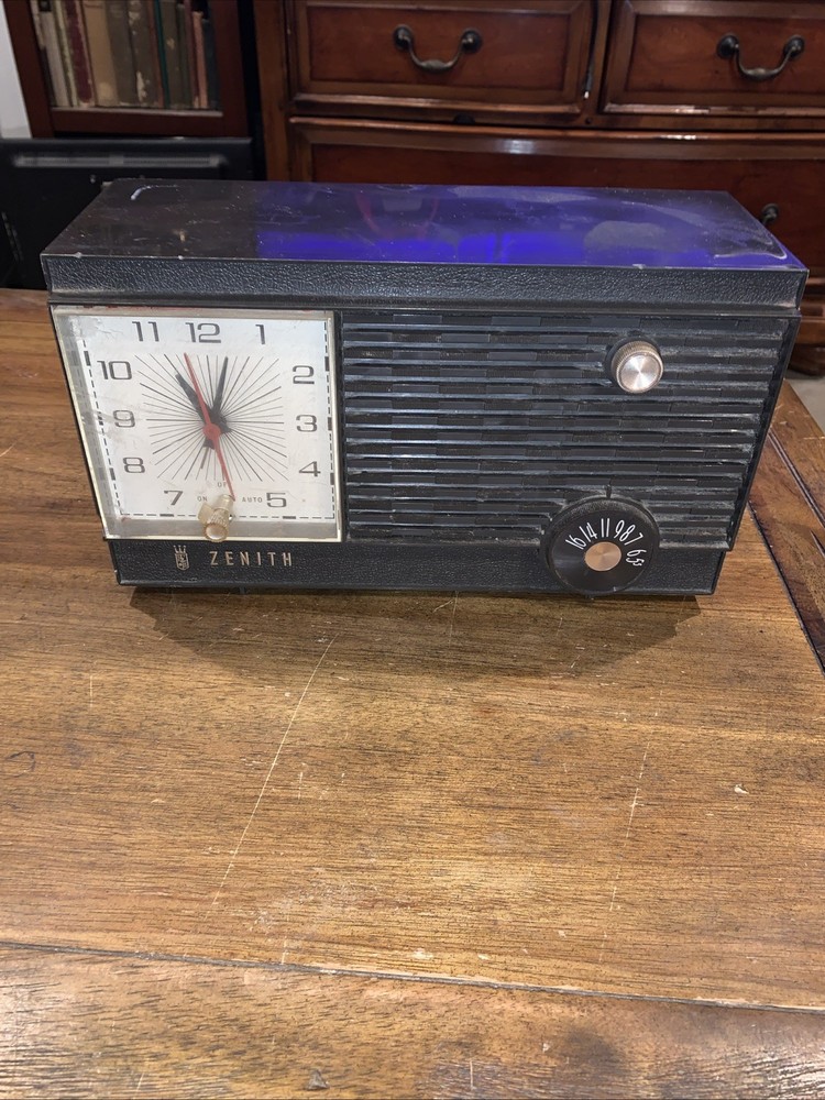 Vintage Zenith Clock Radio Model Z 2-2033 Turns On, No Stations. Read Descript
