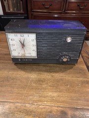 Vintage Zenith Clock Radio Model Z 2-2033 Turns On, No Stations. Read Descript