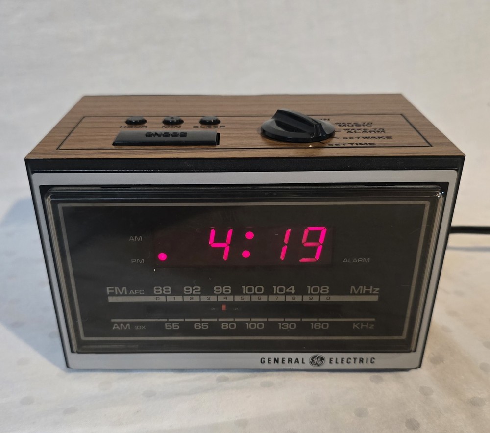 Vintage General Electric GE AM/FM Digital Alarm Clock Radio Woodgrain Red LED…