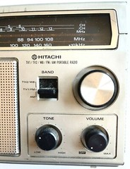 VINTAGE HITACHI KH-980H FM/AM/TV/WEATHER MULIT BAND PORTABLE RADIO AC/BATTERIES