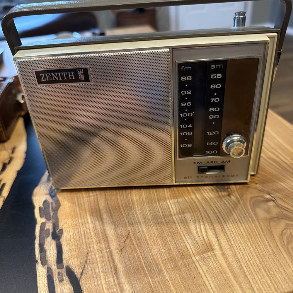 Zenith- Portable AM/FM Radio- In Case- Silver/Black- Vintage- Tested